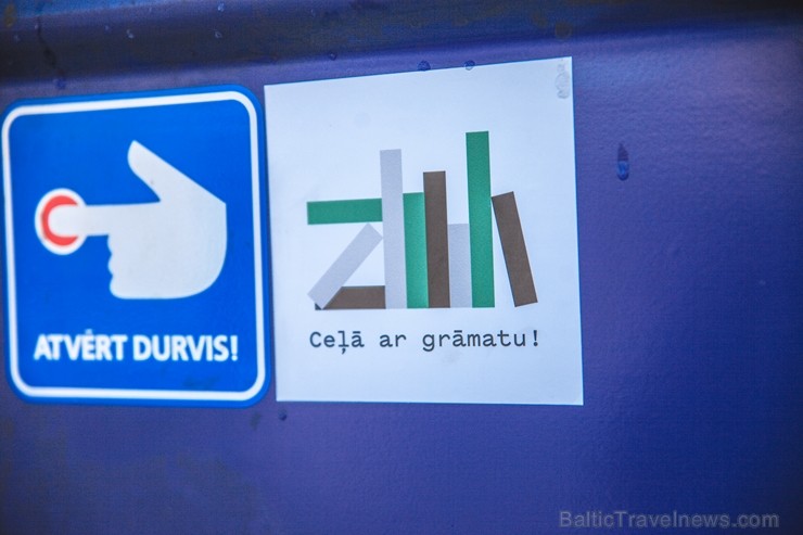 Ar trīs grāmatu plauktiem un vairākiem desmitiem grāmatu aprīkotais vilciena sastāvs kursēs visos dīzeļvilcienu maršrutos, dodot iespēju cilvēkiem Lat 243408