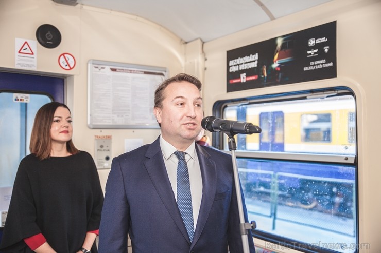 Ar trīs grāmatu plauktiem un vairākiem desmitiem grāmatu aprīkotais vilciena sastāvs kursēs visos dīzeļvilcienu maršrutos, dodot iespēju cilvēkiem Lat 243414