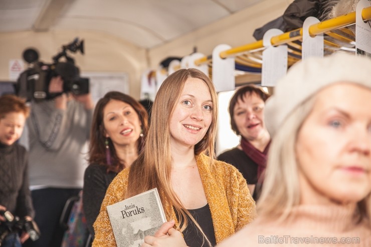 Ar trīs grāmatu plauktiem un vairākiem desmitiem grāmatu aprīkotais vilciena sastāvs kursēs visos dīzeļvilcienu maršrutos, dodot iespēju cilvēkiem Lat 243419