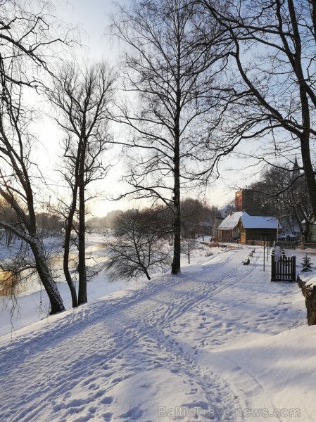 Valmiera mirdz un vilina ceļtājus visos gadalaikos, bet šobrīd tā jo īpaši vilina gan kultūras dzīves baudītājus, gan aktīvo ziemas prieku mīļotājus. Valmiera mirdz un vilina ceļtājus visos gadalaikos, bet šobrīd tā jo īpaši vilina gan kultūras dzīves baudītājus, gan aktīvo ziemas prieku mīļotājus. 243876