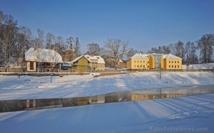 Valmiera mirdz un vilina ceļtājus visos gadalaikos, bet šobrīd tā jo īpaši vilina gan kultūras dzīves baudītājus, gan aktīvo ziemas prieku mīļotājus. Valmiera mirdz un vilina ceļtājus visos gadalaikos, bet šobrīd tā jo īpaši vilina gan kultūras dzīves baudītājus, gan aktīvo ziemas prieku mīļotājus. 243879