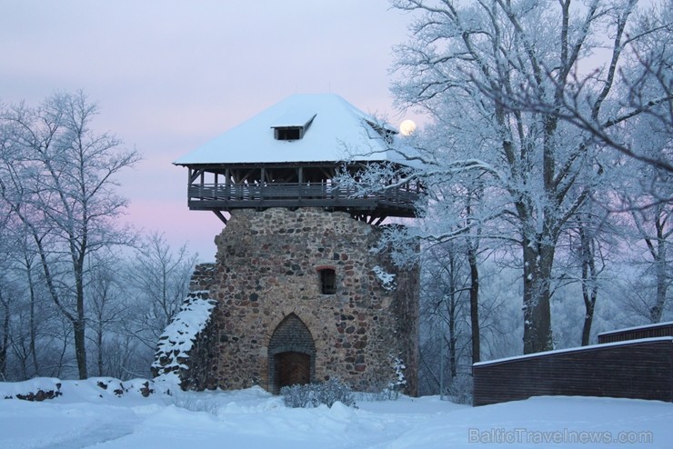 Kā ar maģisku burvju nūjiņas pieskārienu, Sigulda lepni iznes visu gadalaiku tērpus - zeltu, sudrabu, ievziedu mirdzumu un sulīgo vasaras zaļumu Kā ar maģisku burvju nūjiņas pieskārienu, Sigulda lepni iznes visu gadalaiku tērpus - zeltu, sudrabu, ievziedu mirdzumu un sulīgo vasaras zaļumu 243962