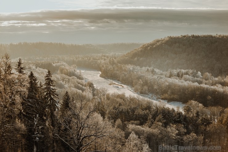 Kā ar maģisku burvju nūjiņas pieskārienu, Sigulda lepni iznes visu gadalaiku tērpus - zeltu, sudrabu, ievziedu mirdzumu un sulīgo vasaras zaļumu Kā ar maģisku burvju nūjiņas pieskārienu, Sigulda lepni iznes visu gadalaiku tērpus - zeltu, sudrabu, ievziedu mirdzumu un sulīgo vasaras zaļumu 243966