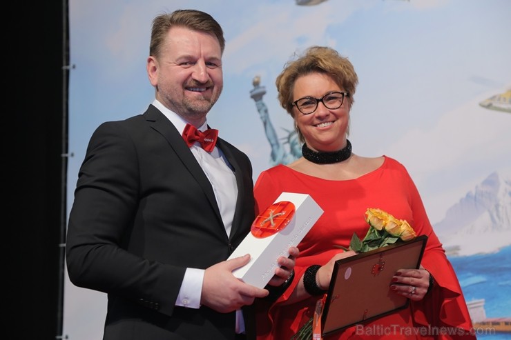 BalticTravelnews.com vadītājs Aivars Mackevičs un Baltijas Apdrošināšanas Nama Ceļojumu apdrošināšanas attīstības menedže Elīna Leitendorfa. 244516