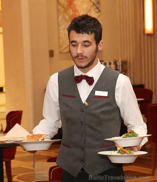 Viesnīcā «Grand Hotel Kempinski Riga» pie pusdienu galda prezentējas uzņēmums «Moller Baltic Import» Viesnīcā «Grand Hotel Kempinski Riga» pie pusdienu galda prezentējas uzņēmums «Moller Baltic Import» 245596