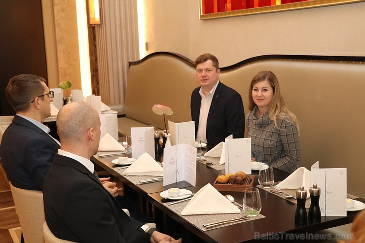 Viesnīcā «Grand Hotel Kempinski Riga» pie pusdienu galda prezentējas uzņēmums «Moller Baltic Import» Viesnīcā «Grand Hotel Kempinski Riga» pie pusdienu galda prezentējas uzņēmums «Moller Baltic Import» 245607