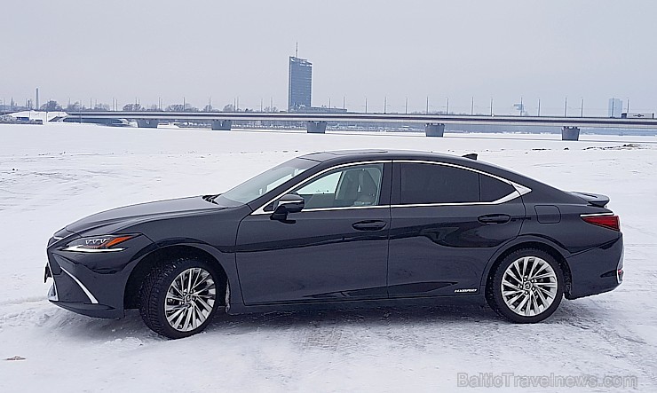 Travelnews.lv apceļo Pierīgu ar jauno priekšpiedziņas «Lexus ES 300h Luxury» 245861