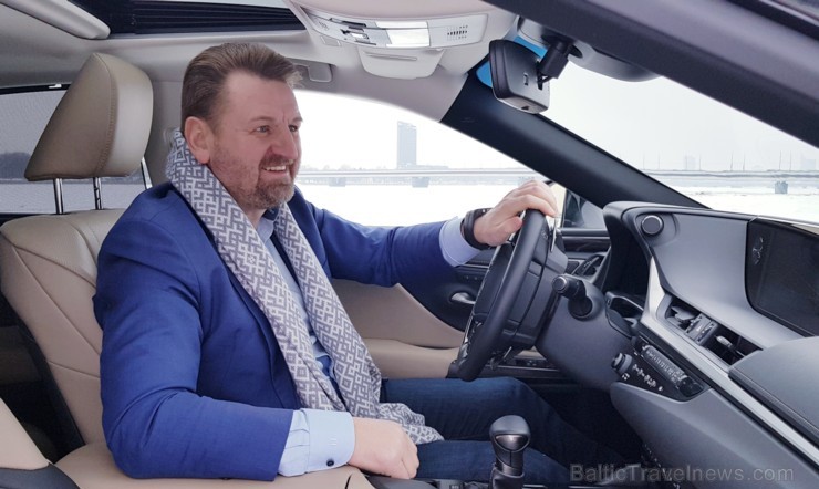 Travelnews.lv apceļo Pierīgu ar jauno priekšpiedziņas «Lexus ES 300h Luxury» 245865