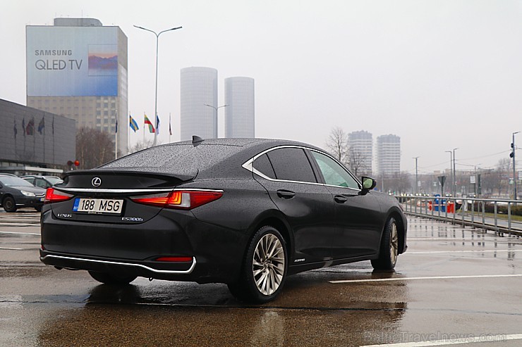 Travelnews.lv apceļo Pierīgu ar jauno priekšpiedziņas «Lexus ES 300h Luxury» 245873