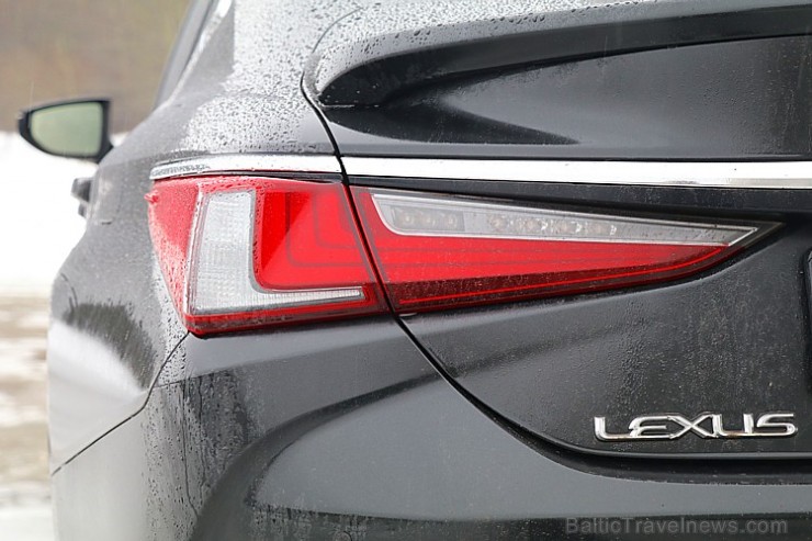 Travelnews.lv apceļo Pierīgu ar jauno priekšpiedziņas «Lexus ES 300h Luxury» 245889