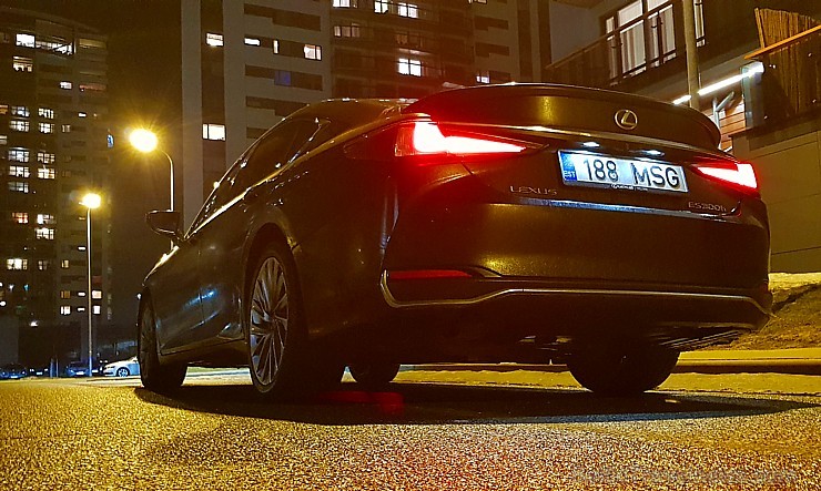 Travelnews.lv apceļo Pierīgu ar jauno priekšpiedziņas «Lexus ES 300h Luxury» 245913