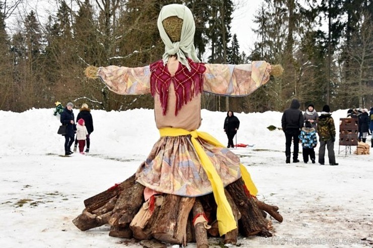 Kopā ar folkloristiem un latvisko tradīciju zinātājiem Alūksnē svinēja Meteņdienu, ejot rotaļās, lieloties, ēdot cūkas šņukuru, vizinoties no kalna un Kopā ar folkloristiem un latvisko tradīciju zinātājiem Alūksnē svinēja Meteņdienu, ejot rotaļās, lieloties, ēdot cūkas šņukuru, vizinoties no kalna un 245955