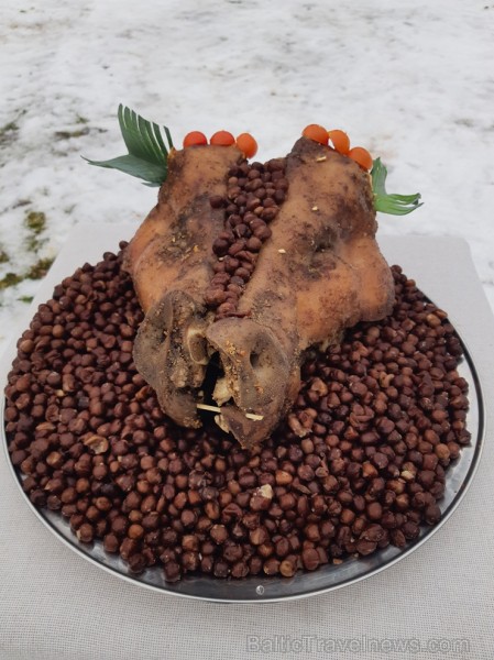 Kopā ar folkloristiem un latvisko tradīciju zinātājiem Alūksnē svinēja Meteņdienu, ejot rotaļās, lieloties, ēdot cūkas šņukuru, vizinoties no kalna un Kopā ar folkloristiem un latvisko tradīciju zinātājiem Alūksnē svinēja Meteņdienu, ejot rotaļās, lieloties, ēdot cūkas šņukuru, vizinoties no kalna un 245956