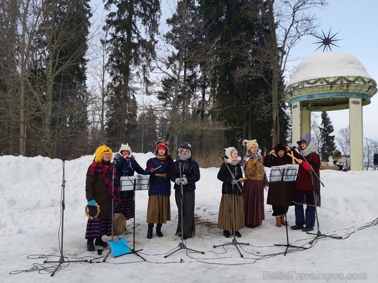 Kopā ar folkloristiem un latvisko tradīciju zinātājiem Alūksnē svinēja Meteņdienu, ejot rotaļās, lieloties, ēdot cūkas šņukuru, vizinoties no kalna un Kopā ar folkloristiem un latvisko tradīciju zinātājiem Alūksnē svinēja Meteņdienu, ejot rotaļās, lieloties, ēdot cūkas šņukuru, vizinoties no kalna un 245957