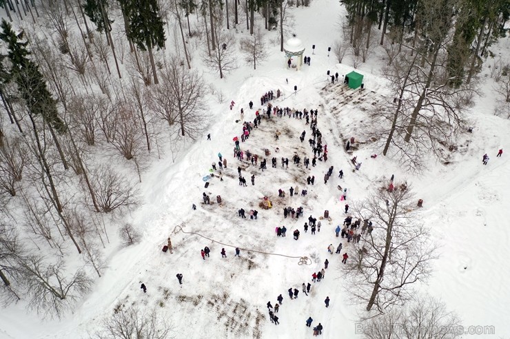 Kopā ar folkloristiem un latvisko tradīciju zinātājiem Alūksnē svinēja Meteņdienu, ejot rotaļās, lieloties, ēdot cūkas šņukuru, vizinoties no kalna un Kopā ar folkloristiem un latvisko tradīciju zinātājiem Alūksnē svinēja Meteņdienu, ejot rotaļās, lieloties, ēdot cūkas šņukuru, vizinoties no kalna un 245958