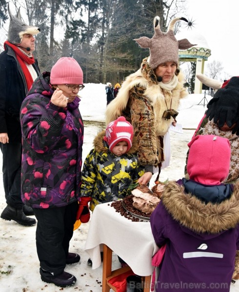 Kopā ar folkloristiem un latvisko tradīciju zinātājiem Alūksnē svinēja Meteņdienu, ejot rotaļās, lieloties, ēdot cūkas šņukuru, vizinoties no kalna un Kopā ar folkloristiem un latvisko tradīciju zinātājiem Alūksnē svinēja Meteņdienu, ejot rotaļās, lieloties, ēdot cūkas šņukuru, vizinoties no kalna un 245961
