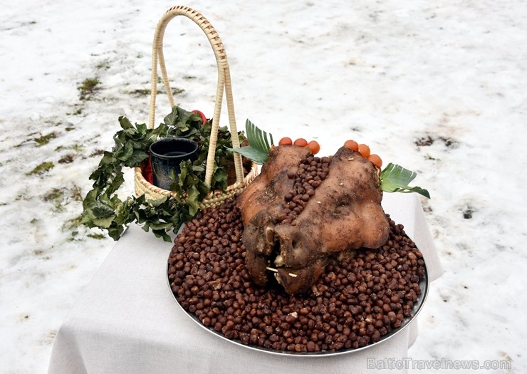 Kopā ar folkloristiem un latvisko tradīciju zinātājiem Alūksnē svinēja Meteņdienu, ejot rotaļās, lieloties, ēdot cūkas šņukuru, vizinoties no kalna un Kopā ar folkloristiem un latvisko tradīciju zinātājiem Alūksnē svinēja Meteņdienu, ejot rotaļās, lieloties, ēdot cūkas šņukuru, vizinoties no kalna un 245963