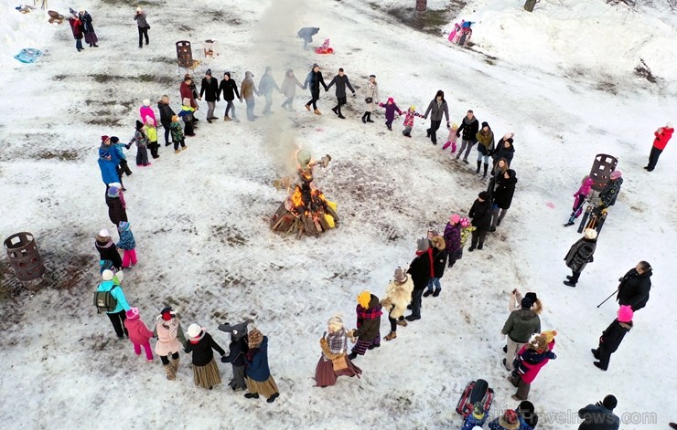 Kopā ar folkloristiem un latvisko tradīciju zinātājiem Alūksnē svinēja Meteņdienu, ejot rotaļās, lieloties, ēdot cūkas šņukuru, vizinoties no kalna un Kopā ar folkloristiem un latvisko tradīciju zinātājiem Alūksnē svinēja Meteņdienu, ejot rotaļās, lieloties, ēdot cūkas šņukuru, vizinoties no kalna un 245976