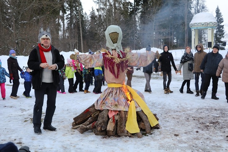 Kopā ar folkloristiem un latvisko tradīciju zinātājiem Alūksnē svinēja Meteņdienu, ejot rotaļās, lieloties, ēdot cūkas šņukuru, vizinoties no kalna un Kopā ar folkloristiem un latvisko tradīciju zinātājiem Alūksnē svinēja Meteņdienu, ejot rotaļās, lieloties, ēdot cūkas šņukuru, vizinoties no kalna un 245989