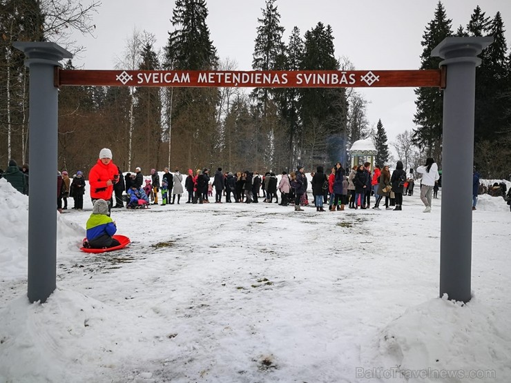 Kopā ar folkloristiem un latvisko tradīciju zinātājiem Alūksnē svinēja Meteņdienu, ejot rotaļās, lieloties, ēdot cūkas šņukuru, vizinoties no kalna un Kopā ar folkloristiem un latvisko tradīciju zinātājiem Alūksnē svinēja Meteņdienu, ejot rotaļās, lieloties, ēdot cūkas šņukuru, vizinoties no kalna un 245994