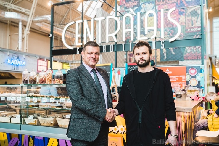 «Centrālais Gastro Tirgus» ir pirmais iekštelpu gastrotirgus Latvijā, kurā vairāk nekā 20 dažādi ēdinātāji un 2 bāri piedāvā viesiem plašu starptautis «Centrālais Gastro Tirgus» ir pirmais iekštelpu gastrotirgus Latvijā, kurā vairāk nekā 20 dažādi ēdinātāji un 2 bāri piedāvā viesiem plašu starptautis 245996