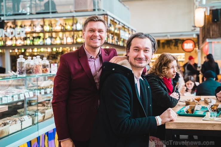 «Centrālais Gastro Tirgus» ir pirmais iekštelpu gastrotirgus Latvijā, kurā vairāk nekā 20 dažādi ēdinātāji un 2 bāri piedāvā viesiem plašu starptautis «Centrālais Gastro Tirgus» ir pirmais iekštelpu gastrotirgus Latvijā, kurā vairāk nekā 20 dažādi ēdinātāji un 2 bāri piedāvā viesiem plašu starptautis 246001