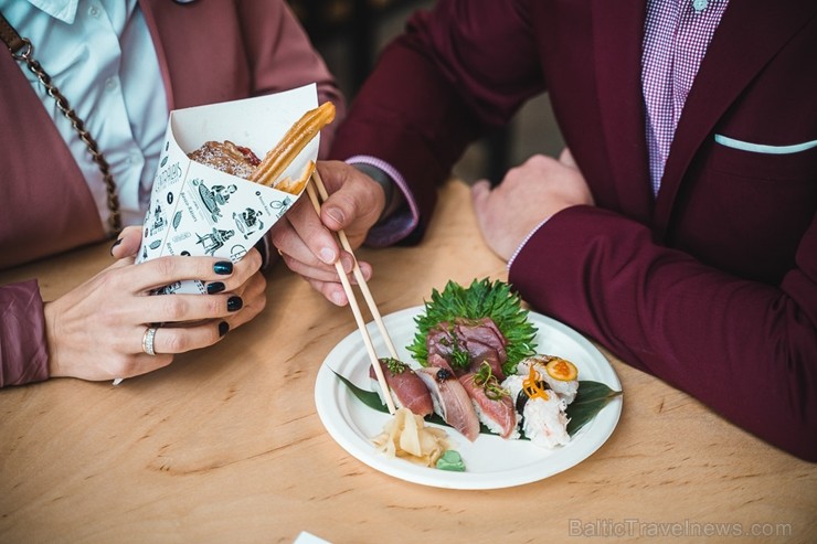 «Centrālais Gastro Tirgus» ir pirmais iekštelpu gastrotirgus Latvijā, kurā vairāk nekā 20 dažādi ēdinātāji un 2 bāri piedāvā viesiem plašu starptautis «Centrālais Gastro Tirgus» ir pirmais iekštelpu gastrotirgus Latvijā, kurā vairāk nekā 20 dažādi ēdinātāji un 2 bāri piedāvā viesiem plašu starptautis 246007