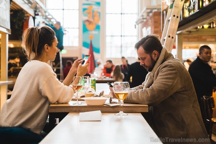 «Centrālais Gastro Tirgus» ir pirmais iekštelpu gastrotirgus Latvijā, kurā vairāk nekā 20 dažādi ēdinātāji un 2 bāri piedāvā viesiem plašu starptautis «Centrālais Gastro Tirgus» ir pirmais iekštelpu gastrotirgus Latvijā, kurā vairāk nekā 20 dažādi ēdinātāji un 2 bāri piedāvā viesiem plašu starptautis 246011