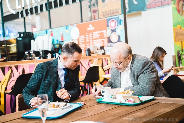 «Centrālais Gastro Tirgus» ir pirmais iekštelpu gastrotirgus Latvijā, kurā vairāk nekā 20 dažādi ēdinātāji un 2 bāri piedāvā viesiem plašu starptautis «Centrālais Gastro Tirgus» ir pirmais iekštelpu gastrotirgus Latvijā, kurā vairāk nekā 20 dažādi ēdinātāji un 2 bāri piedāvā viesiem plašu starptautis 246012