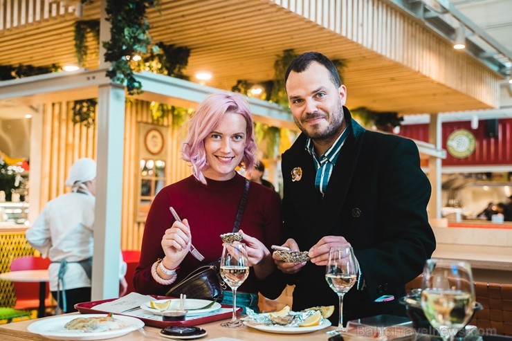 «Centrālais Gastro Tirgus» ir pirmais iekštelpu gastrotirgus Latvijā, kurā vairāk nekā 20 dažādi ēdinātāji un 2 bāri piedāvā viesiem plašu starptautis «Centrālais Gastro Tirgus» ir pirmais iekštelpu gastrotirgus Latvijā, kurā vairāk nekā 20 dažādi ēdinātāji un 2 bāri piedāvā viesiem plašu starptautis 246014