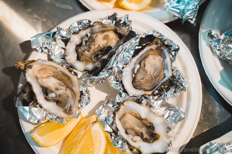 «Centrālais Gastro Tirgus» ir pirmais iekštelpu gastrotirgus Latvijā, kurā vairāk nekā 20 dažādi ēdinātāji un 2 bāri piedāvā viesiem plašu starptautis «Centrālais Gastro Tirgus» ir pirmais iekštelpu gastrotirgus Latvijā, kurā vairāk nekā 20 dažādi ēdinātāji un 2 bāri piedāvā viesiem plašu starptautis 246021