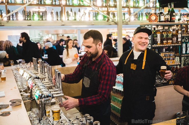 «Centrālais Gastro Tirgus» ir pirmais iekštelpu gastrotirgus Latvijā, kurā vairāk nekā 20 dažādi ēdinātāji un 2 bāri piedāvā viesiem plašu starptautis «Centrālais Gastro Tirgus» ir pirmais iekštelpu gastrotirgus Latvijā, kurā vairāk nekā 20 dažādi ēdinātāji un 2 bāri piedāvā viesiem plašu starptautis 246026