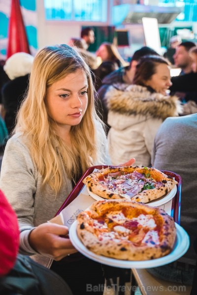 «Centrālais Gastro Tirgus» ir pirmais iekštelpu gastrotirgus Latvijā, kurā vairāk nekā 20 dažādi ēdinātāji un 2 bāri piedāvā viesiem plašu starptautis «Centrālais Gastro Tirgus» ir pirmais iekštelpu gastrotirgus Latvijā, kurā vairāk nekā 20 dažādi ēdinātāji un 2 bāri piedāvā viesiem plašu starptautis 246030