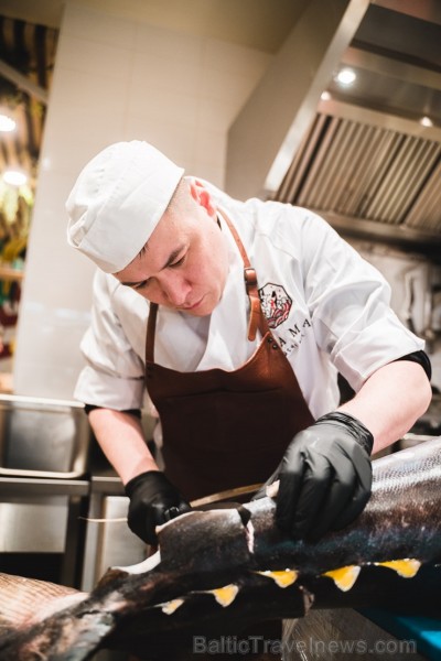 «Centrālais Gastro Tirgus» ir pirmais iekštelpu gastrotirgus Latvijā, kurā vairāk nekā 20 dažādi ēdinātāji un 2 bāri piedāvā viesiem plašu starptautis «Centrālais Gastro Tirgus» ir pirmais iekštelpu gastrotirgus Latvijā, kurā vairāk nekā 20 dažādi ēdinātāji un 2 bāri piedāvā viesiem plašu starptautis 246031