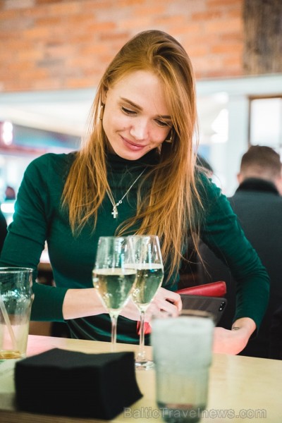 «Centrālais Gastro Tirgus» ir pirmais iekštelpu gastrotirgus Latvijā, kurā vairāk nekā 20 dažādi ēdinātāji un 2 bāri piedāvā viesiem plašu starptautis «Centrālais Gastro Tirgus» ir pirmais iekštelpu gastrotirgus Latvijā, kurā vairāk nekā 20 dažādi ēdinātāji un 2 bāri piedāvā viesiem plašu starptautis 246034
