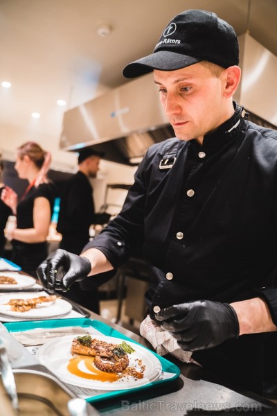 «Centrālais Gastro Tirgus» ir pirmais iekštelpu gastrotirgus Latvijā, kurā vairāk nekā 20 dažādi ēdinātāji un 2 bāri piedāvā viesiem plašu starptautis «Centrālais Gastro Tirgus» ir pirmais iekštelpu gastrotirgus Latvijā, kurā vairāk nekā 20 dažādi ēdinātāji un 2 bāri piedāvā viesiem plašu starptautis 246037