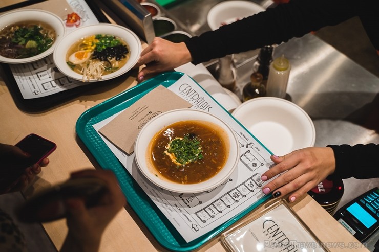 «Centrālais Gastro Tirgus» ir pirmais iekštelpu gastrotirgus Latvijā, kurā vairāk nekā 20 dažādi ēdinātāji un 2 bāri piedāvā viesiem plašu starptautis «Centrālais Gastro Tirgus» ir pirmais iekštelpu gastrotirgus Latvijā, kurā vairāk nekā 20 dažādi ēdinātāji un 2 bāri piedāvā viesiem plašu starptautis 246051