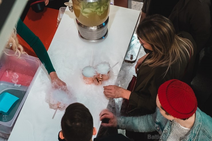«Centrālais Gastro Tirgus» ir pirmais iekštelpu gastrotirgus Latvijā, kurā vairāk nekā 20 dažādi ēdinātāji un 2 bāri piedāvā viesiem plašu starptautis «Centrālais Gastro Tirgus» ir pirmais iekštelpu gastrotirgus Latvijā, kurā vairāk nekā 20 dažādi ēdinātāji un 2 bāri piedāvā viesiem plašu starptautis 246056