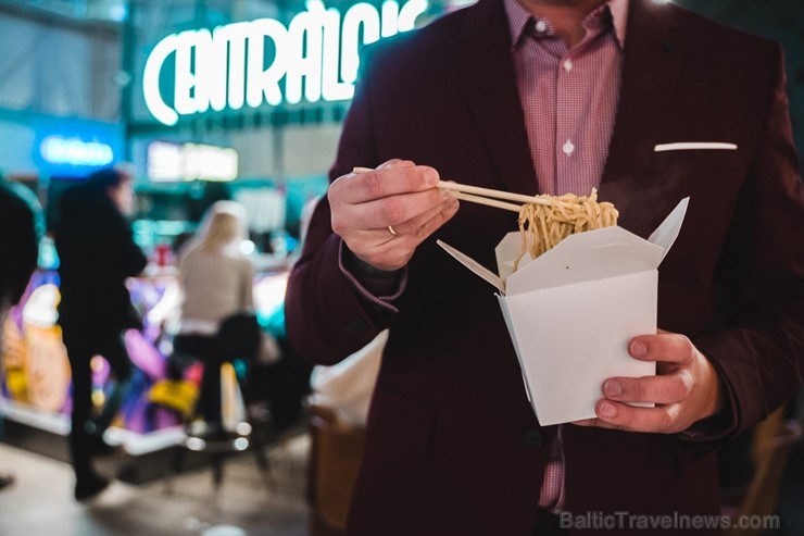 «Centrālais Gastro Tirgus» ir pirmais iekštelpu gastrotirgus Latvijā, kurā vairāk nekā 20 dažādi ēdinātāji un 2 bāri piedāvā viesiem plašu starptautis «Centrālais Gastro Tirgus» ir pirmais iekštelpu gastrotirgus Latvijā, kurā vairāk nekā 20 dažādi ēdinātāji un 2 bāri piedāvā viesiem plašu starptautis 246058