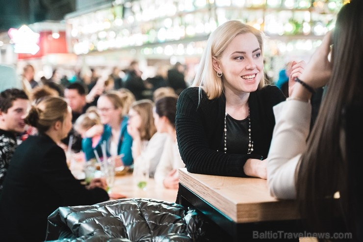 «Centrālais Gastro Tirgus» ir pirmais iekštelpu gastrotirgus Latvijā, kurā vairāk nekā 20 dažādi ēdinātāji un 2 bāri piedāvā viesiem plašu starptautis «Centrālais Gastro Tirgus» ir pirmais iekštelpu gastrotirgus Latvijā, kurā vairāk nekā 20 dažādi ēdinātāji un 2 bāri piedāvā viesiem plašu starptautis 246059