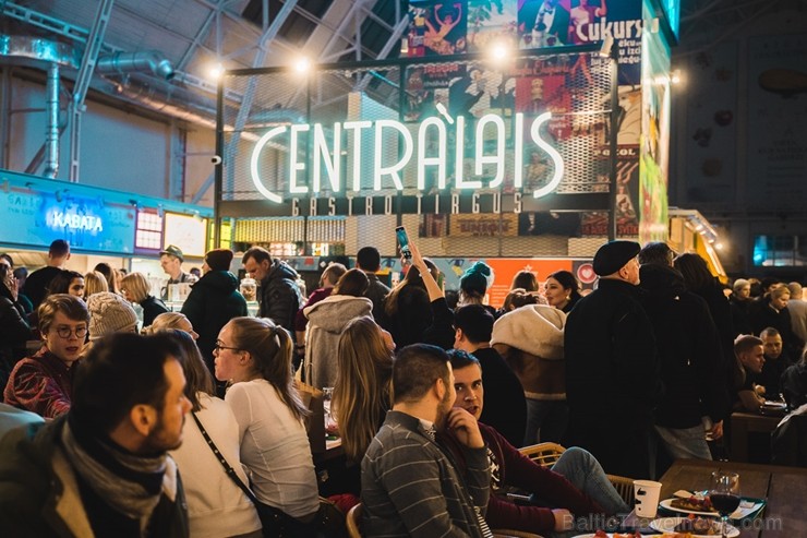 «Centrālais Gastro Tirgus» ir pirmais iekštelpu gastrotirgus Latvijā, kurā vairāk nekā 20 dažādi ēdinātāji un 2 bāri piedāvā viesiem plašu starptautis «Centrālais Gastro Tirgus» ir pirmais iekštelpu gastrotirgus Latvijā, kurā vairāk nekā 20 dažādi ēdinātāji un 2 bāri piedāvā viesiem plašu starptautis 246066