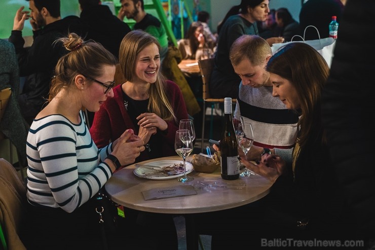 «Centrālais Gastro Tirgus» ir pirmais iekštelpu gastrotirgus Latvijā, kurā vairāk nekā 20 dažādi ēdinātāji un 2 bāri piedāvā viesiem plašu starptautis «Centrālais Gastro Tirgus» ir pirmais iekštelpu gastrotirgus Latvijā, kurā vairāk nekā 20 dažādi ēdinātāji un 2 bāri piedāvā viesiem plašu starptautis 246069
