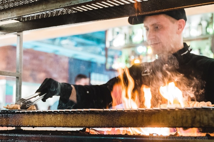 «Centrālais Gastro Tirgus» ir pirmais iekštelpu gastrotirgus Latvijā, kurā vairāk nekā 20 dažādi ēdinātāji un 2 bāri piedāvā viesiem plašu starptautis «Centrālais Gastro Tirgus» ir pirmais iekštelpu gastrotirgus Latvijā, kurā vairāk nekā 20 dažādi ēdinātāji un 2 bāri piedāvā viesiem plašu starptautis 246071