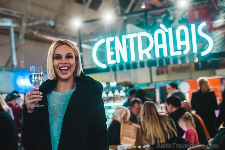 «Centrālais Gastro Tirgus» ir pirmais iekštelpu gastrotirgus Latvijā, kurā vairāk nekā 20 dažādi ēdinātāji un 2 bāri piedāvā viesiem plašu starptautis «Centrālais Gastro Tirgus» ir pirmais iekštelpu gastrotirgus Latvijā, kurā vairāk nekā 20 dažādi ēdinātāji un 2 bāri piedāvā viesiem plašu starptautis 246073
