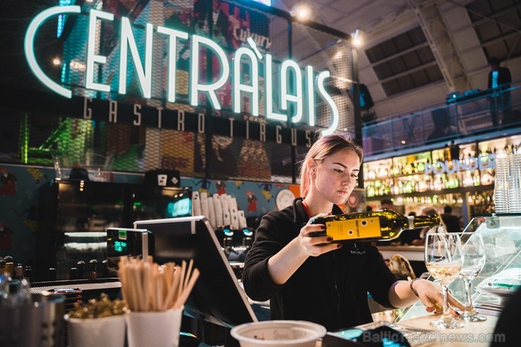 «Centrālais Gastro Tirgus» ir pirmais iekštelpu gastrotirgus Latvijā, kurā vairāk nekā 20 dažādi ēdinātāji un 2 bāri piedāvā viesiem plašu starptautis «Centrālais Gastro Tirgus» ir pirmais iekštelpu gastrotirgus Latvijā, kurā vairāk nekā 20 dažādi ēdinātāji un 2 bāri piedāvā viesiem plašu starptautis 246075
