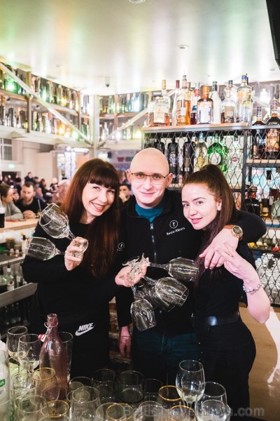 «Centrālais Gastro Tirgus» ir pirmais iekštelpu gastrotirgus Latvijā, kurā vairāk nekā 20 dažādi ēdinātāji un 2 bāri piedāvā viesiem plašu starptautis «Centrālais Gastro Tirgus» ir pirmais iekštelpu gastrotirgus Latvijā, kurā vairāk nekā 20 dažādi ēdinātāji un 2 bāri piedāvā viesiem plašu starptautis 246080