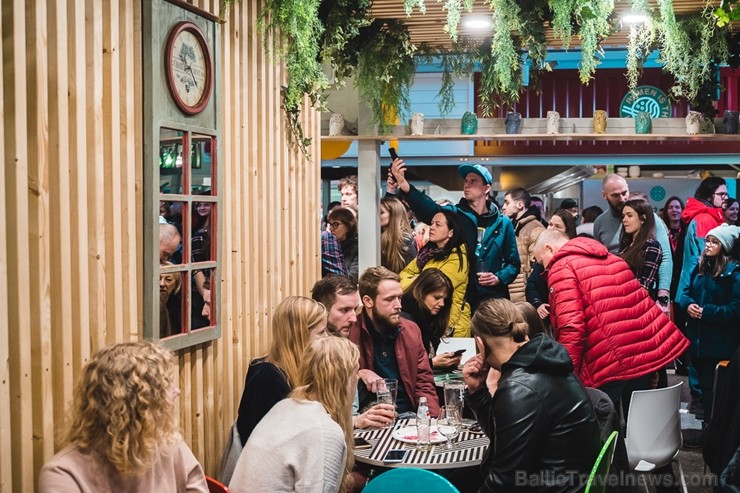 «Centrālais Gastro Tirgus» ir pirmais iekštelpu gastrotirgus Latvijā, kurā vairāk nekā 20 dažādi ēdinātāji un 2 bāri piedāvā viesiem plašu starptautis «Centrālais Gastro Tirgus» ir pirmais iekštelpu gastrotirgus Latvijā, kurā vairāk nekā 20 dažādi ēdinātāji un 2 bāri piedāvā viesiem plašu starptautis 246083