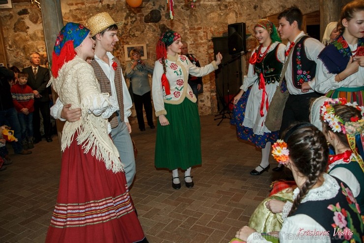 Ar poļu tautas dejām, ēdieniem, ķekatniekiem, Meteņu rotaļām un vizināšanos zirgu vilktajās kamanās grafu Plāteru pils pagalmā Krāslavā svin Meteņus Ar poļu tautas dejām, ēdieniem, ķekatniekiem, Meteņu rotaļām un vizināšanos zirgu vilktajās kamanās grafu Plāteru pils pagalmā Krāslavā svin Meteņus 247158