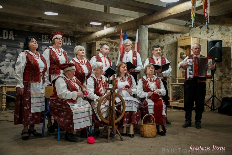 Ar poļu tautas dejām, ēdieniem, ķekatniekiem, Meteņu rotaļām un vizināšanos zirgu vilktajās kamanās grafu Plāteru pils pagalmā Krāslavā svin Meteņus 247170