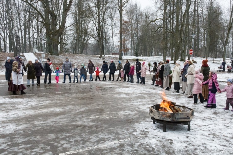 Rembates parkā pie Lielvārdes novada Kultūras centra jau otro gadu tika svinēti Meteņi, lai kopā ieskandinātu pavasari Rembates parkā pie Lielvārdes novada Kultūras centra jau otro gadu tika svinēti Meteņi, lai kopā ieskandinātu pavasari 247272